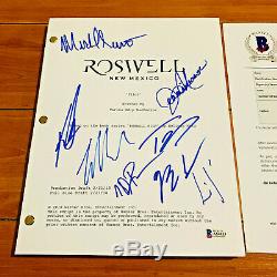 ROSWELL NEW MEXICO SIGNED PILOT SCRIPT BY 8 CAST with BECKETT COA JEANINE MASON
