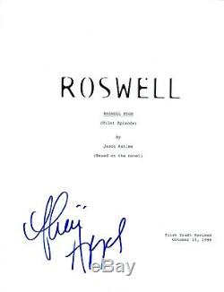 Shiri Appleby Signed Autographed ROSWELL Pilot Episode Script COA